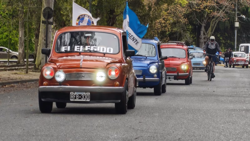 La Plata reunió a fanáticos del Fiat 600 de Argentina, Chile y Uruguay