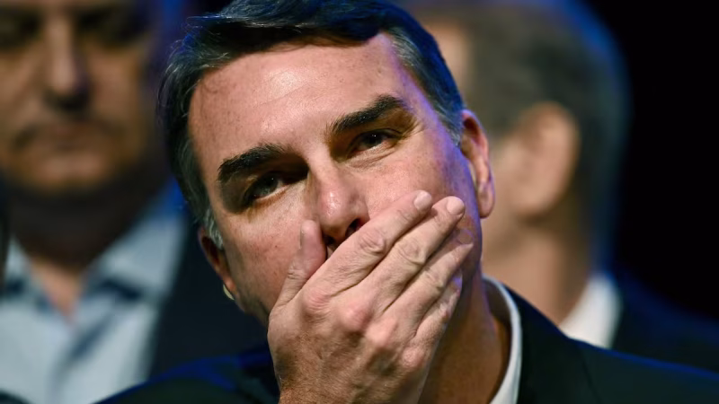 Flávio Bolsonaro dejó Brasil y pasó por Argentina en su salida hacia Estados Unidos
