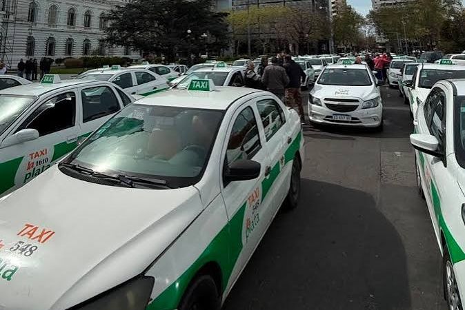 Crisis de los taxis en La Plata: cae la recaudación y se desploman los viajes