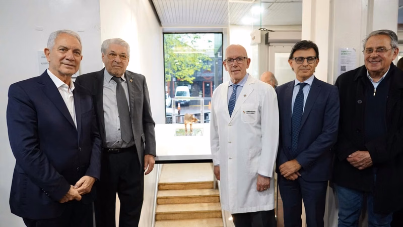 Julio Alak inauguro una histórica escultura en el Hospital Italiano