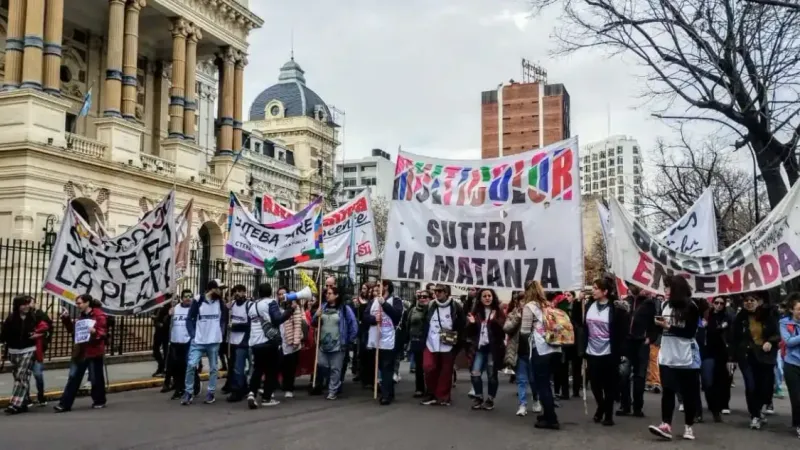 Los docentes marchan en la ciudad para reclamar paritarias y una recomposición salarial