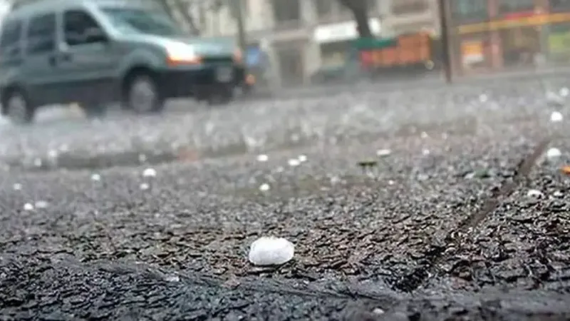La ciudad amaneció con tormentas, granizo y cortes de luz