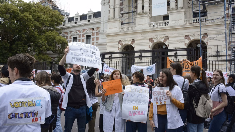 Paro y marcha de residentes en hospitales en La Plata: reclaman mejores salarios y condiciones laborales