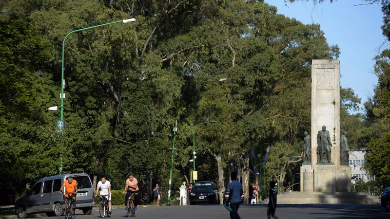 La Plata: comenzaron las obras para renovar senderos, iluminación y espacios verdes del Paseo del Bosque
