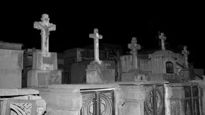 La Viuda del Cementerio: la leyenda platense que alimenta el misterio y el terror en las diagonales