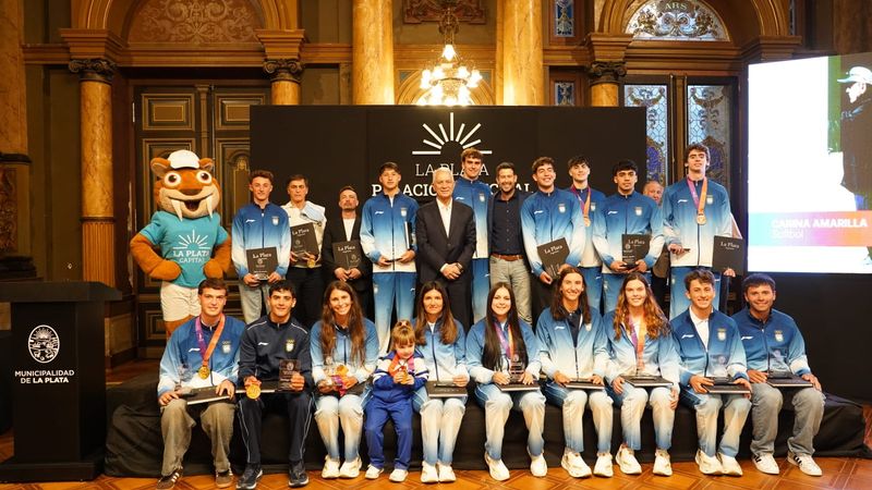 Alak distinguió a los 24 deportistas platenses que representaron a la Argentina en los Juegos Suramericanos