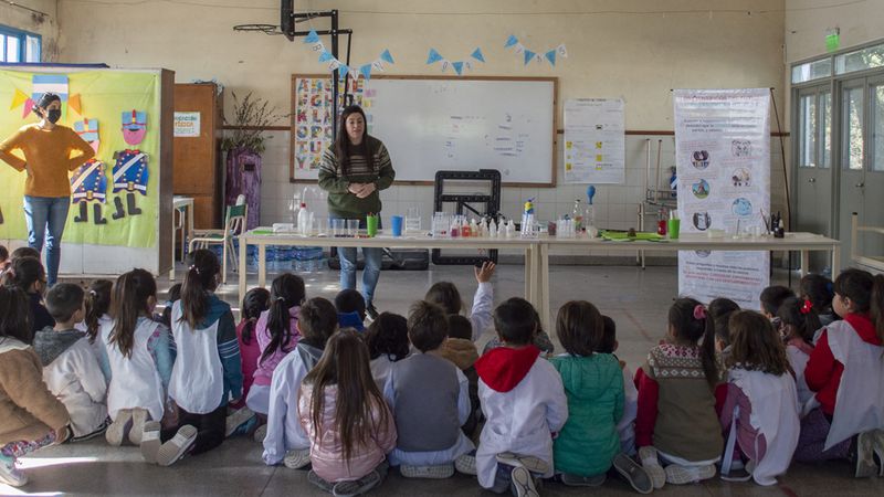 CONICET La Plata creó una guía de seguridad para realizar experimentos científicos en las escuelas
